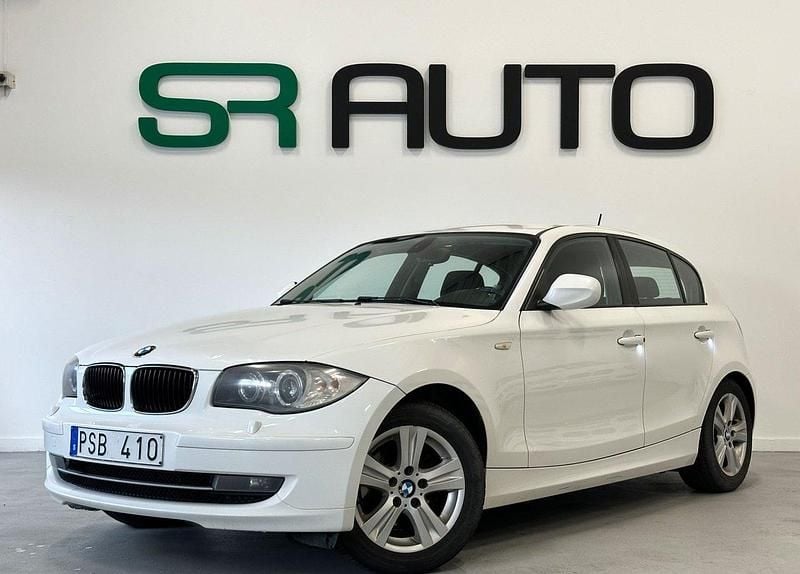 Vit Begagnad 2011 BMW 118 Halvkombi | 89 900 kr (Marknadspris) - Bild 1/4
