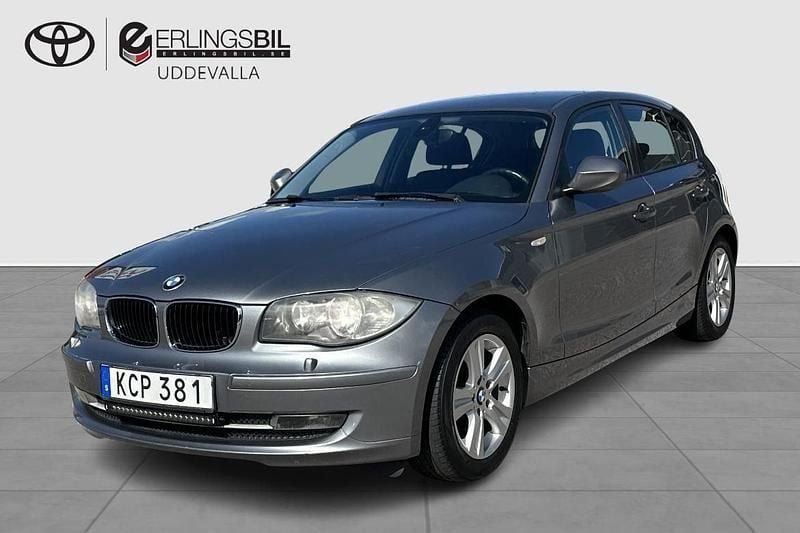 Grå Begagnad 2009 BMW 118 Advantage Halvkombi | 69 000 kr (Lite dyr) - Bild 1/4