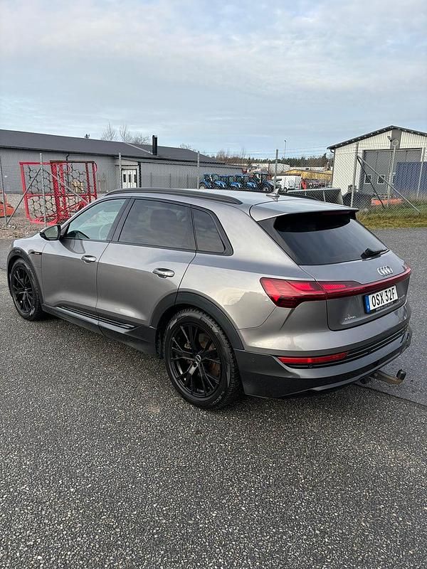 Begagnad Audi e-tron Proline 300 kW (408 HK) 2020 Grå SUV
