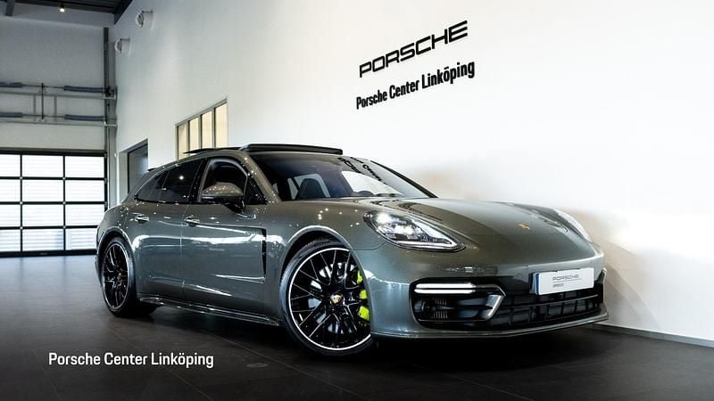 Grå (green) Begagnad 2023 Porsche Panamera 4S Sport Turismo Sedan | 1 149 000 kr - Bild 1/4