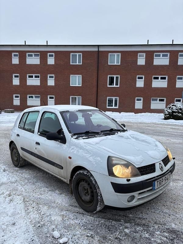 Begagnad 2003 Renault Clio II Halvkombi | 18 000 kr (Marknadspris) - Bild 1/4