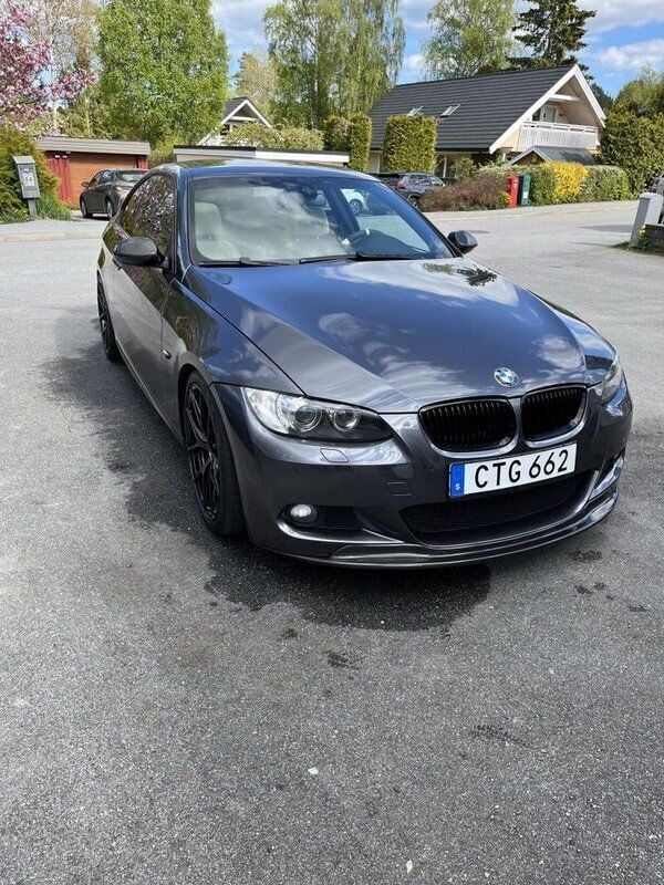 Grå Begagnad 2008 BMW 335 Comfort Edition Sportkupé | 180 000 kr (Lite dyr) - Bild 1/4