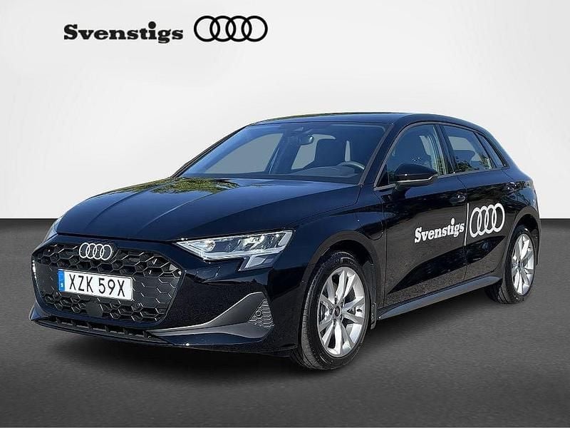 Svart Begagnad 2025 Audi A3 Sportback e-tron Business Sedan | 424 900 kr (Lite dyr) - Bild 1/4