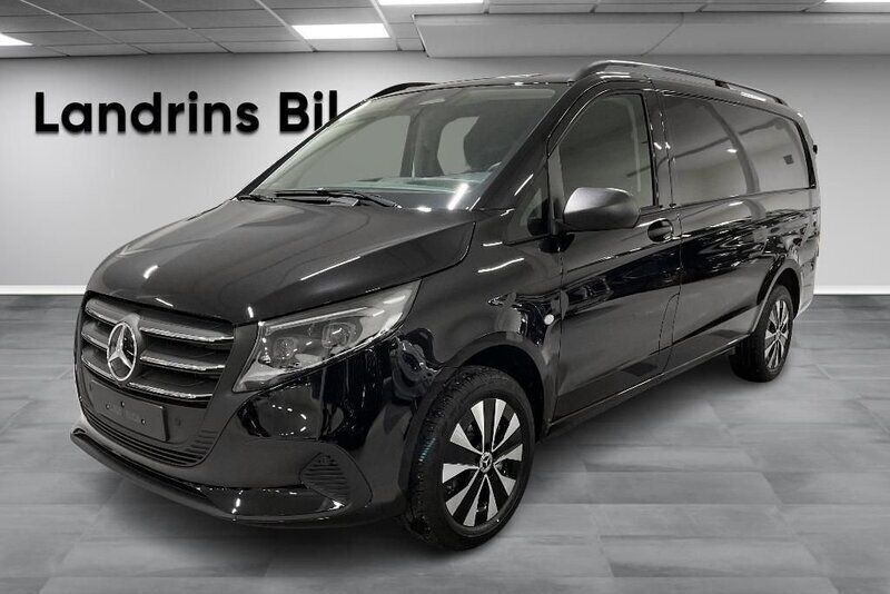 Svart (obsidiansvart metallic) Ny 2025 Mercedes Vito Minibuss | 624 875 kr (Marknadspris) - Bild 1/4