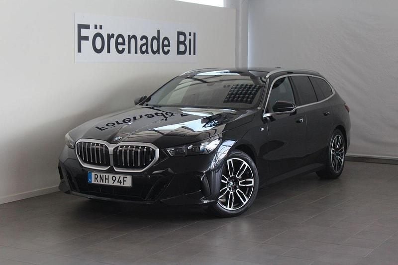Svart Begagnad 2024 BMW 520 M Sport Kombi | 659 000 kr - Bild 1/4