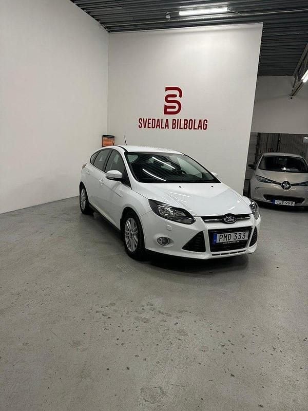 Begagnad Ford Focus Titanium 125 HK (91 kW) 2014 Vit Halvkombi