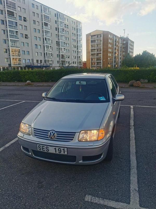 Silver Begagnad 2001 VW Polo Basis Halvkombi | 16 900 kr (Marknadspris) - Bild 1/4