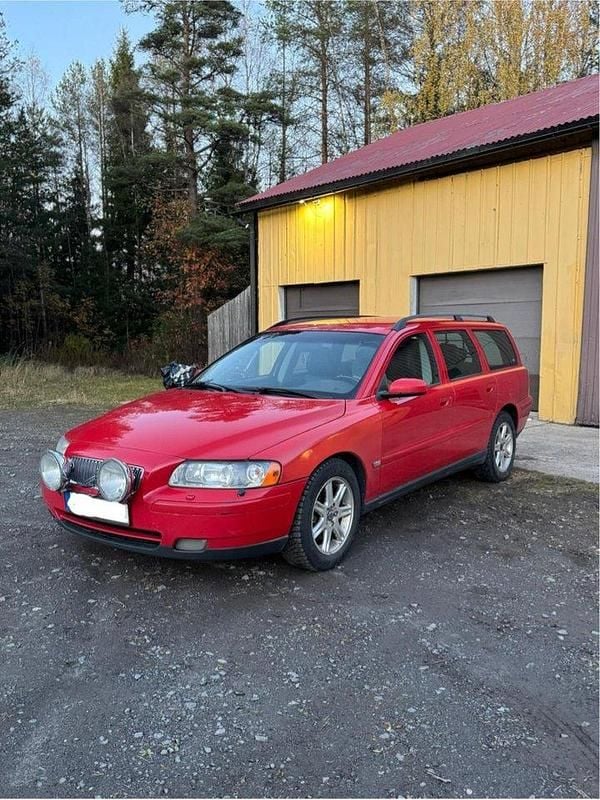 Röd Begagnad 2006 Volvo V70 Kinetic Kombi | 27 500 kr (Marknadspris) - Bild 1/4
