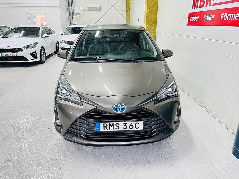 Begagnad Toyota Yaris Hybrid 101 HK (74 kW) 2019 Grå