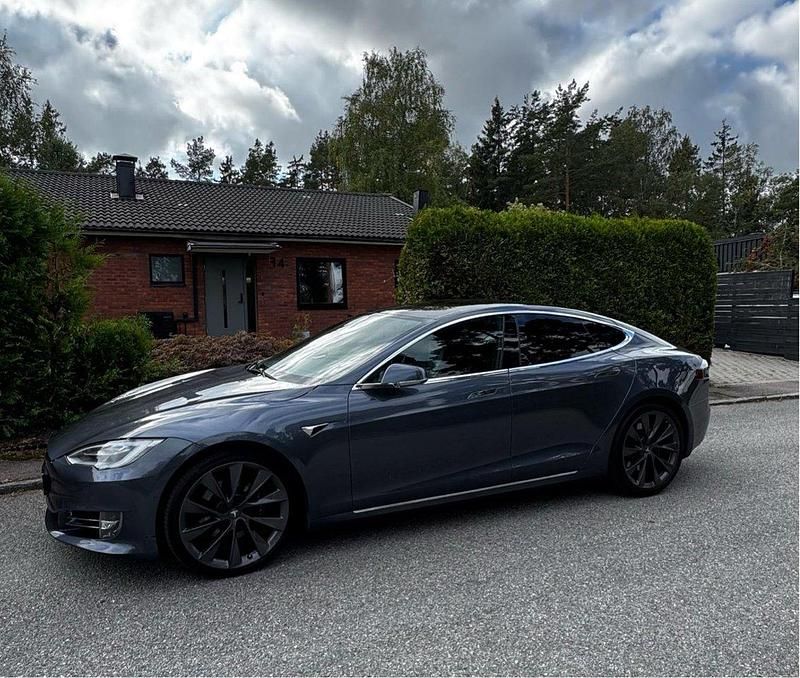 Grå Begagnad 2021 Tesla Model S Sedan | 439 500 kr (Marknadspris) - Bild 1/4