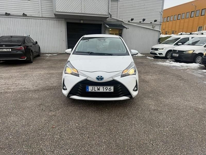 Begagnad Toyota Yaris Hybrid Active 101 HK (74 kW) 2018 Vit Halvkombi