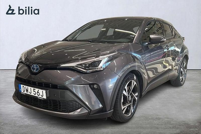 Mörkgrå Begagnad 2022 Toyota C-HR Edition SUV | 274 900 kr (Marknadspris) - Bild 1/3