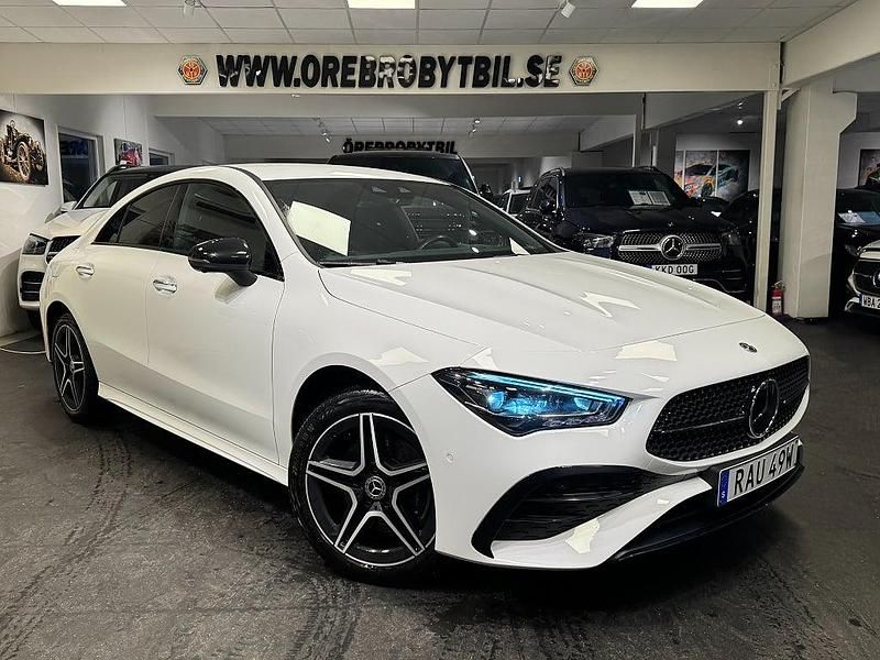 Vit Begagnad 2023 Mercedes CLA250e AMG Sedan | 374 900 kr (Marknadspris) - Bild 1/4