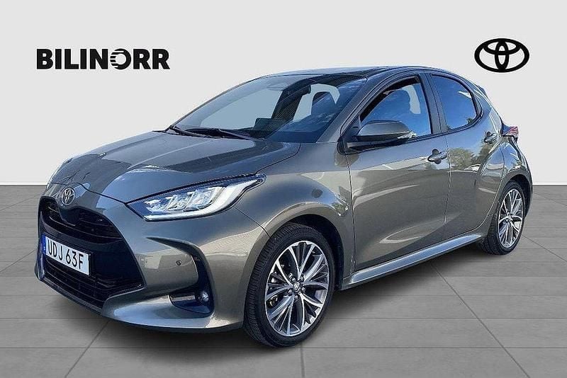 Grön Begagnad 2024 Toyota Yaris Hybrid Style Halvkombi | 269 900 kr (Bra pris) - Bild 1/4