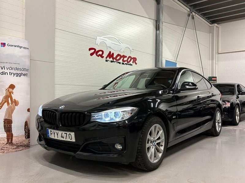 Svart Begagnad 2015 BMW 320 Gran Turismo Sport Line Halvkombi | 134 900 kr (Bra pris) - Bild 1/4