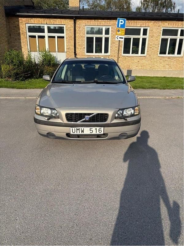 Brun Begagnad 2004 Volvo S60 Sedan | 21 500 kr (Superpris) - Bild 1/4