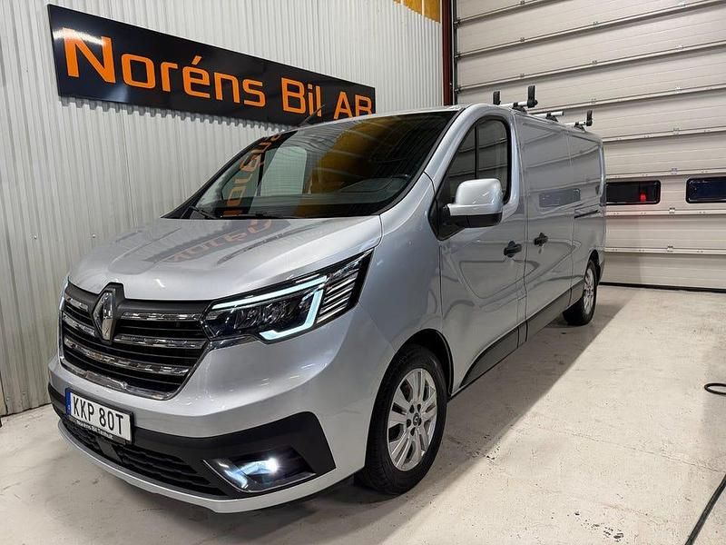 Grå Begagnad 2023 Renault Trafic Van | 329 000 kr - Bild 1/4