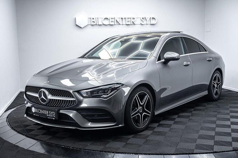 Mörkgrå Begagnad 2019 Mercedes CLA180 AMG Sedan | 299 900 kr (Marknadspris) - Bild 1/4
