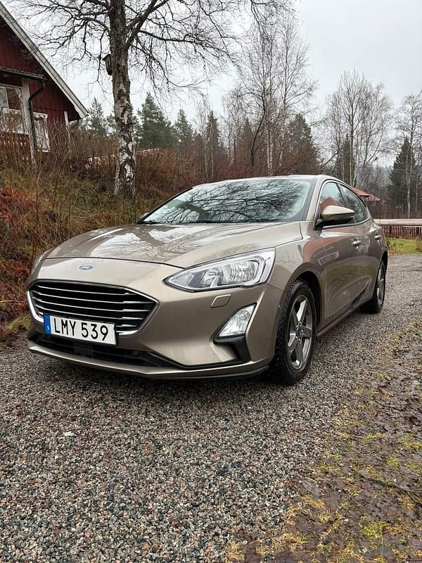 Begagnad 2018 Ford Focus Halvkombi | 149 000 kr (Marknadspris) - Bild 1/4