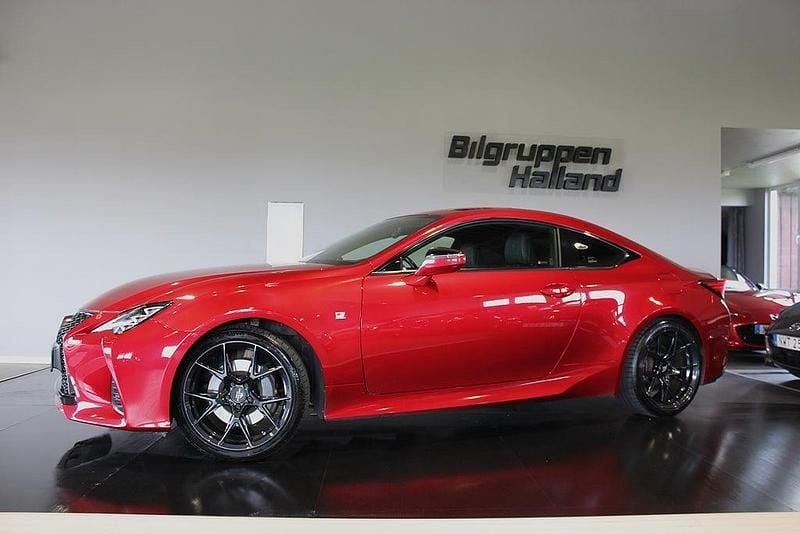 Begagnad Lexus RC300h Sport Line 223 HK (164 kW) 2019 Röd Sportkupé