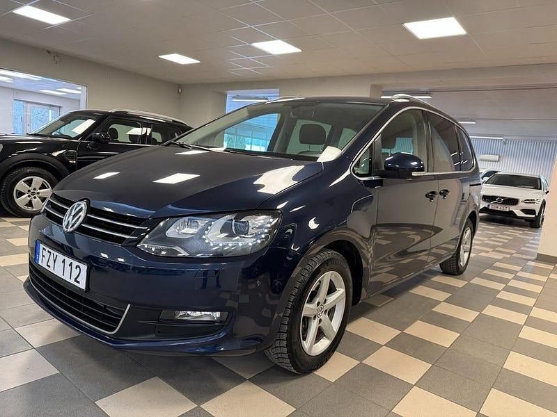 Mörkblå Begagnad 2016 VW Sharan Minibuss | 173 000 kr (Marknadspris) - Bild 1/4