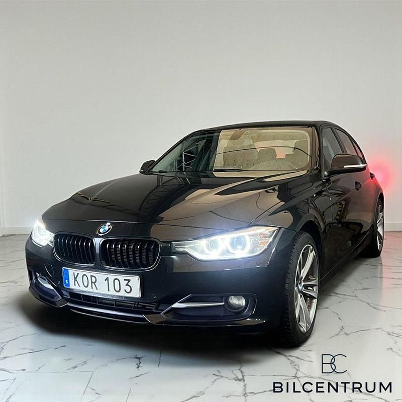 Svart Begagnad 2015 BMW 320 Sport Line Sedan | 162 900 kr (Marknadspris) - Bild 1/4