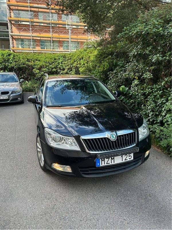 Svart Begagnad 2012 Skoda Octavia Kombi | 45 000 kr (Marknadspris) - Bild 1/4