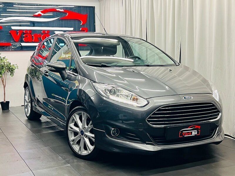 Grå Begagnad 2016 Ford Fiesta Titanium Halvkombi | 89 900 kr (Marknadspris) - Bild 1/4