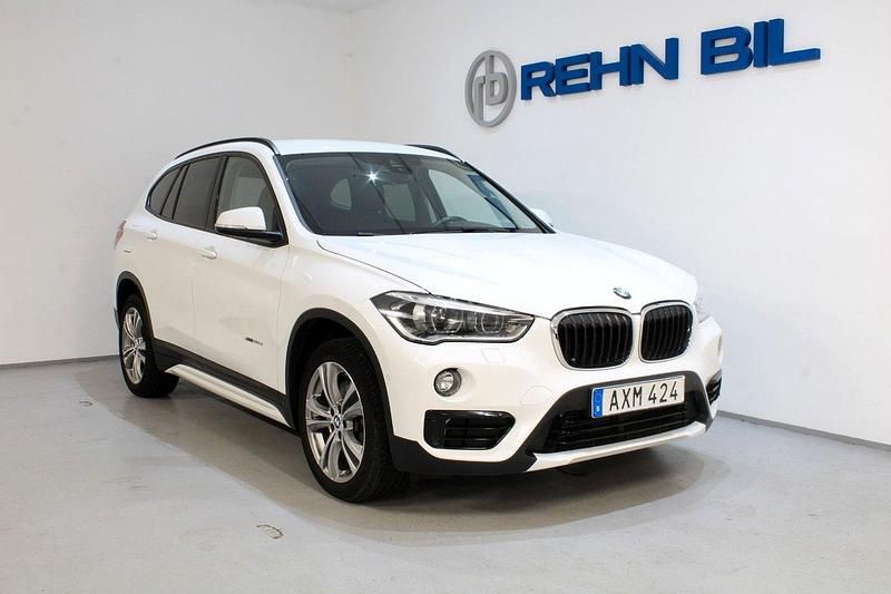 Vit Begagnad 2017 BMW X1 Sport Line SUV | 239 000 kr (Marknadspris) - Bild 1/4