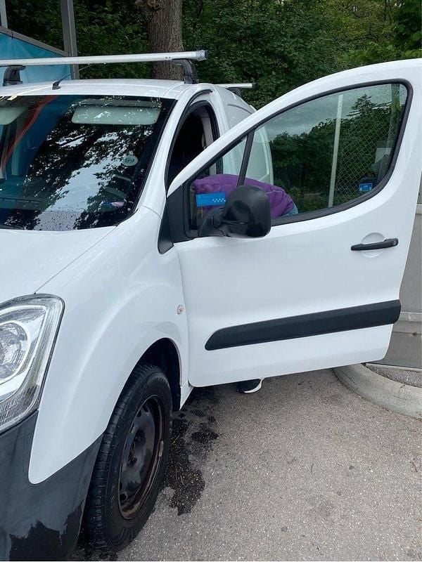 Vit Begagnad 2017 Peugeot Partner Minibuss | 80 000 kr (Bra pris) - Bild 1/4