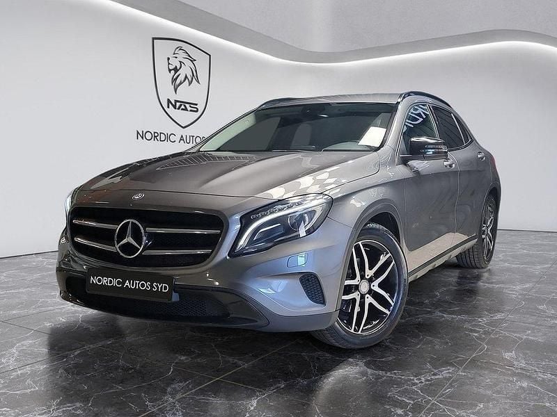 Mörkgrå Begagnad 2014 Mercedes GLA220 SUV | 199 900 kr (Marknadspris) - Bild 1/4