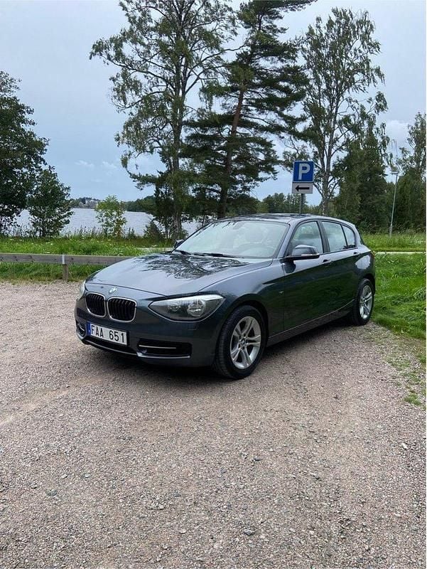 Grå Begagnad 2012 BMW 118 Sport Line Halvkombi | 70 000 kr (Marknadspris) - Bild 1/4