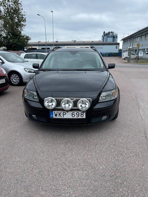 Svart Begagnad 2004 Volvo V50 Kinetic Kombi | 34 900 kr (Marknadspris) - Bild 1/4