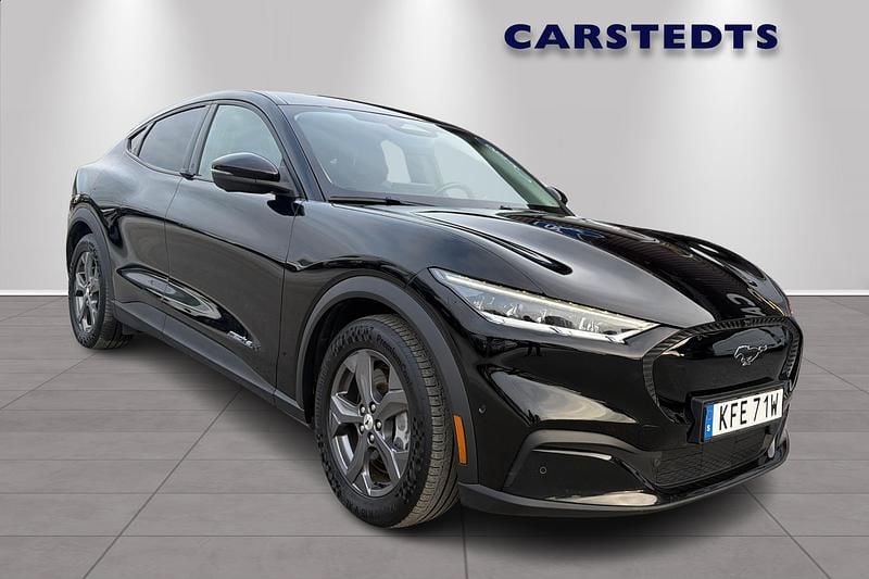 Svart Begagnad 2022 Ford Mustang Mach-E SUV | 389 800 kr (Marknadspris) - Bild 1/4