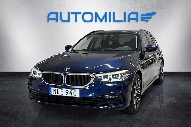 Blå Begagnad 2019 BMW 520 Sport Line Kombi | 299 900 kr (Marknadspris) - Bild 1/4