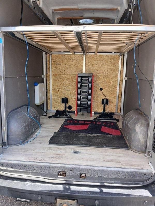 Grå Begagnad 2015 Renault Master Van | 127 000 kr (Marknadspris) - Bild 1/3