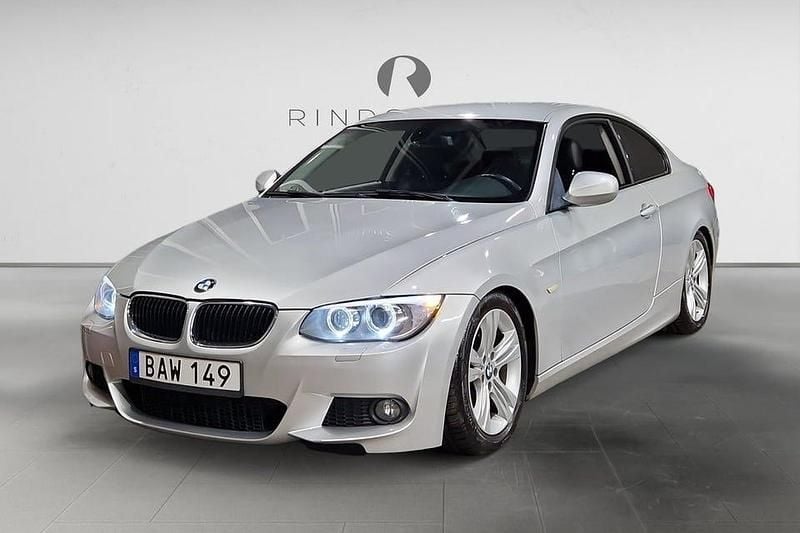 Ljusgrå Begagnad 2012 BMW 320 Comfort Edition Sportkupé | 119 900 kr (Marknadspris) - Bild 1/3