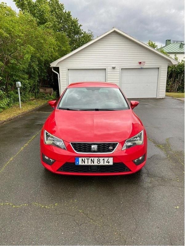 Röd Begagnad 2015 Seat Leon FR Halvkombi | 107 000 kr (Marknadspris) - Bild 1/4