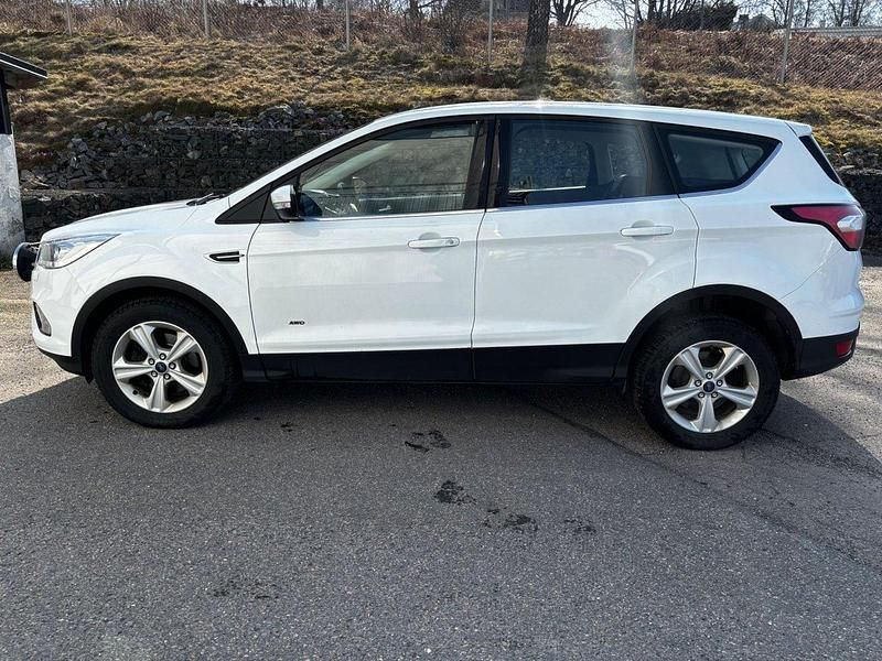 Vit Begagnad 2018 Ford Kuga Titanium SUV | 84 300 kr (Superpris) - Bild 1/4
