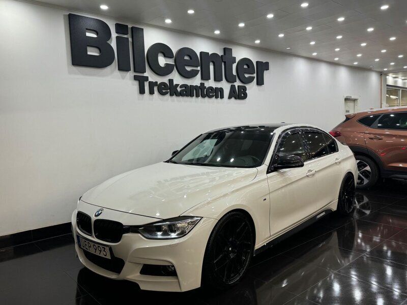 Vit Begagnad 2015 BMW 320 Performance Sedan | 169 900 kr (Lite dyr) - Bild 1/4