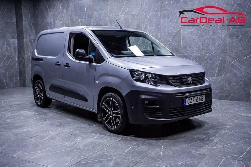 Grå Begagnad 2019 Peugeot Partner Minibuss | 129 800 kr (Bra pris) - Bild 1/4