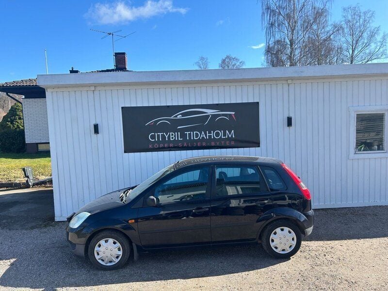 Mörkblå (blå) Begagnad 2004 Ford Fiesta Halvkombi | 21 500 kr (Lite dyr) - Bild 1/4