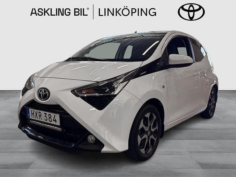 Vit Begagnad 2018 Toyota Aygo X-play Halvkombi | 99 000 kr (Marknadspris) - Bild 1/3