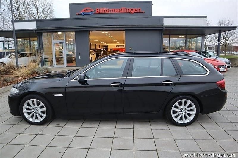 Svart samma som bilen Begagnad 2015 BMW 520 Kombi | 109 900 kr (Marknadspris) - Bild 1/4