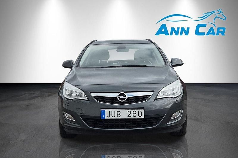 Grå Begagnad 2011 Opel Astra Kombi | 89 900 kr (Marknadspris) - Bild 1/4