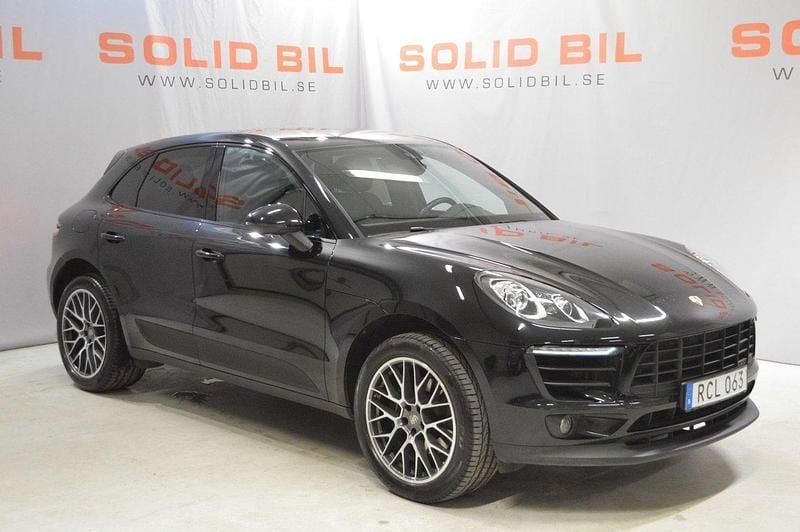 Svart Begagnad 2018 Porsche Macan SUV | 359 000 kr (Marknadspris) - Bild 1/4