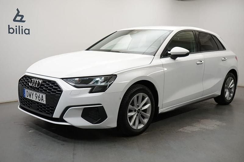 Vit Begagnad 2021 Audi A3 Sportback Comfort Halvkombi | 249 900 kr (Marknadspris) - Bild 1/4