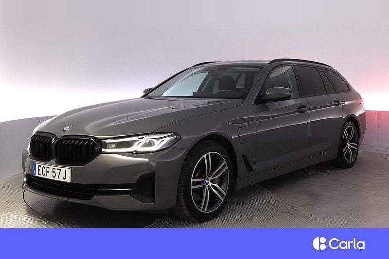 Grå Begagnad 2021 BMW 530e Shadowline Kombi | 349 900 kr (Marknadspris) - Bild 1/4