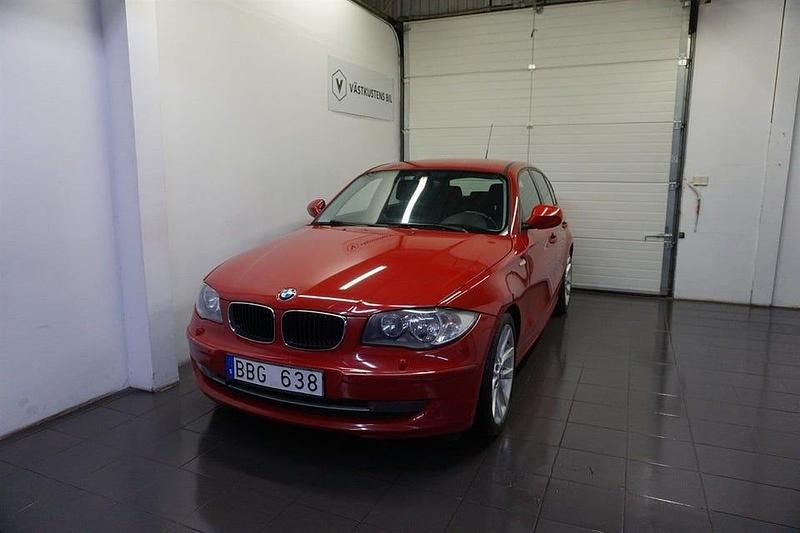 Röd Begagnad 2011 BMW 118 Comfort Edition Halvkombi | 94 900 kr (Bra pris) - Bild 1/4