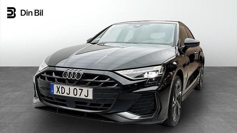 Svart (mytsvart metallic) Begagnad 2025 Audi A3 Sportback Premium Halvkombi | 359 000 kr - Bild 1/4